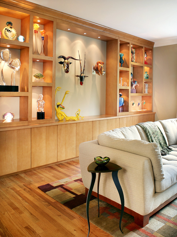 Idéer för eklektiska separata vardagsrum, med ljust trägolv och beige väggar