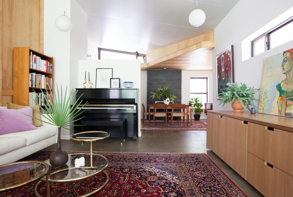 Идея дизайна: гостиная комната в стиле модернизм с бетонным полом и отдельно стоящим телевизором