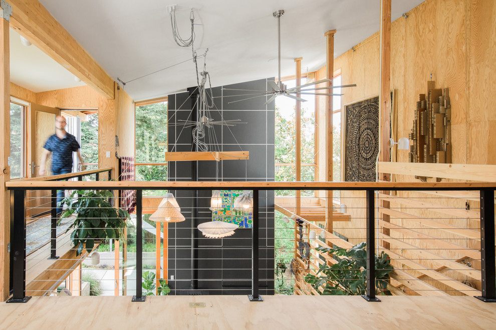 Fernseherloses Modernes Wohnzimmer im Loft-Stil mit Betonboden und Kaminofen in Portland