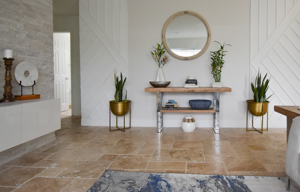 Foto di un piccolo soggiorno stile shabby aperto con pareti beige, pavimento in terracotta e TV a parete