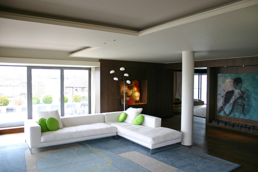 Foto di un grande soggiorno moderno aperto con sala formale, pareti marroni, parquet scuro, nessun camino e nessuna TV
