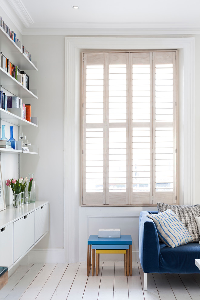 Источник вдохновения для домашнего уюта: открытая гостиная комната среднего размера в скандинавском стиле с белыми стенами