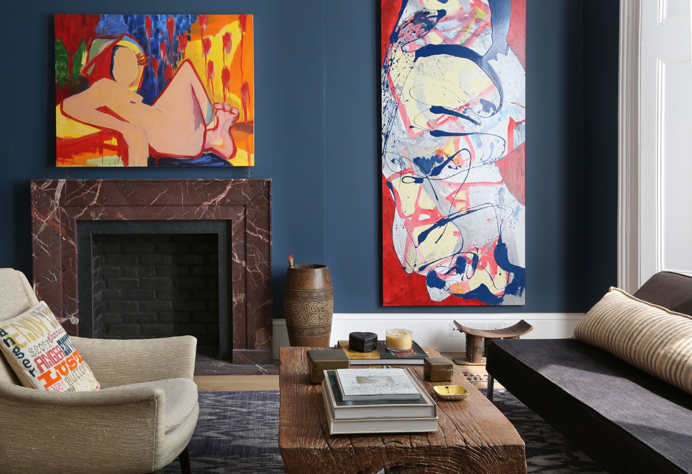 Repräsentatives Modernes Wohnzimmer mit blauer Wandfarbe, hellem Holzboden und Kamin in London