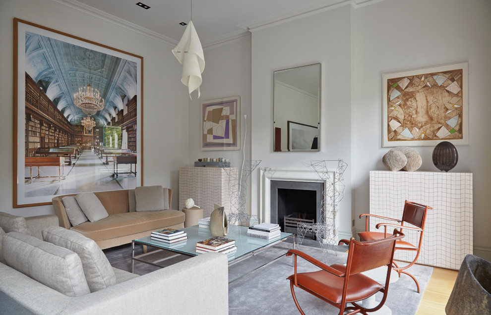 Fernseherloses Klassisches Wohnzimmer mit weißer Wandfarbe, braunem Holzboden und Kamin in Wiltshire