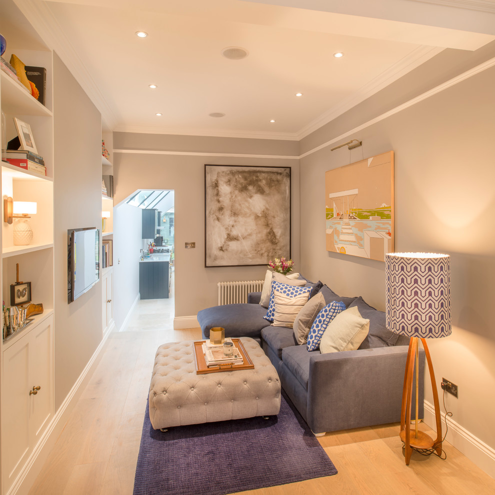 Kleines Klassisches Wohnzimmer mit grauer Wandfarbe in London