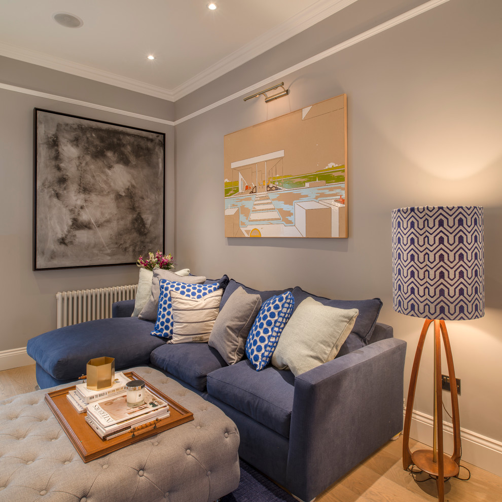 Пример оригинального дизайна: гостиная комната в классическом стиле с синим диваном