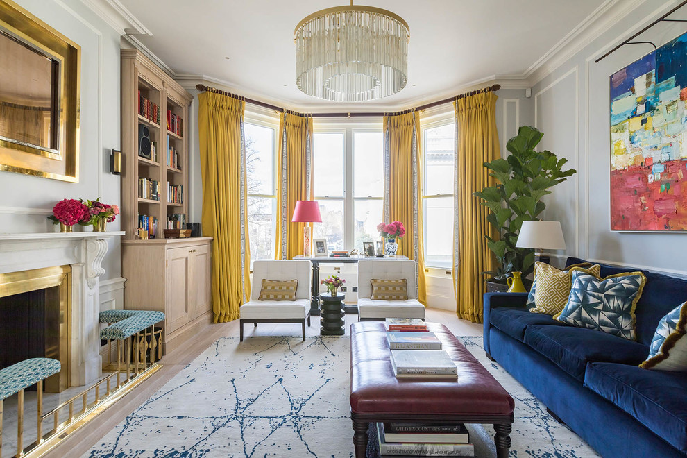 Идея дизайна: парадная гостиная комната в классическом стиле с серыми стенами, светлым паркетным полом, стандартным камином, бежевым полом и синим диваном