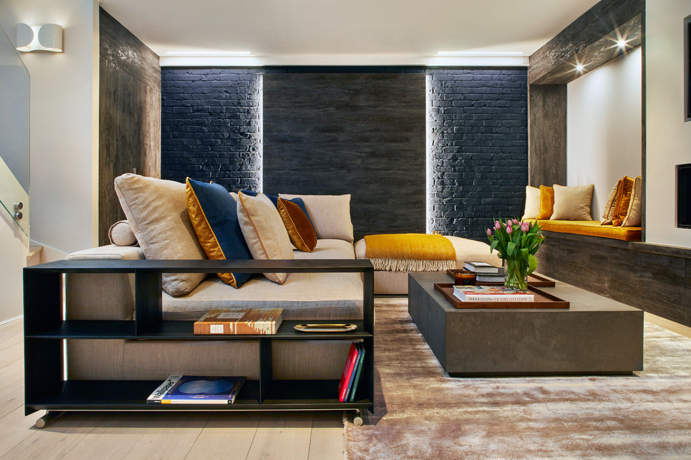 Cette image montre un salon design avec parquet clair, un mur noir et un sol beige.