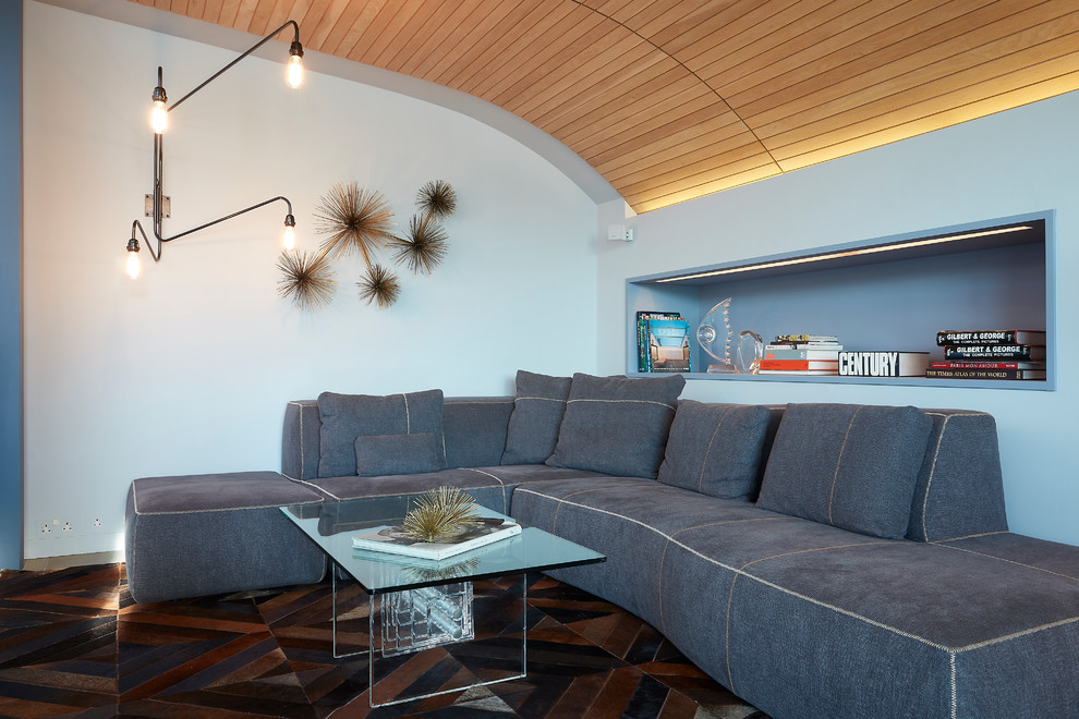 Inspiration för ett mellanstort funkis vardagsrum, med grå väggar och brunt golv