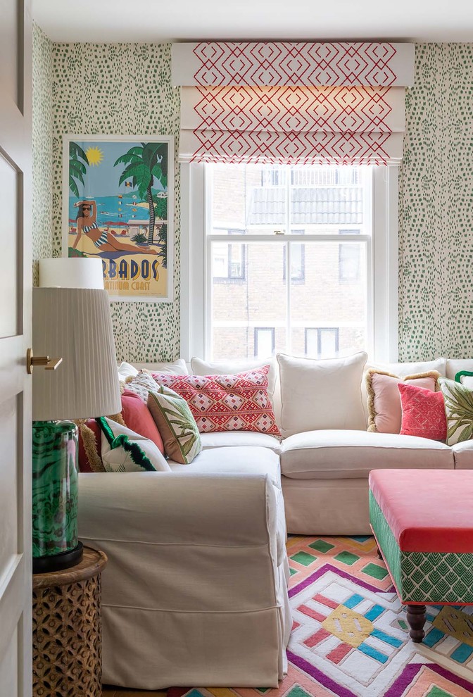 Esempio di un soggiorno eclettico di medie dimensioni e aperto con pareti verdi, moquette, TV autoportante e pavimento marrone