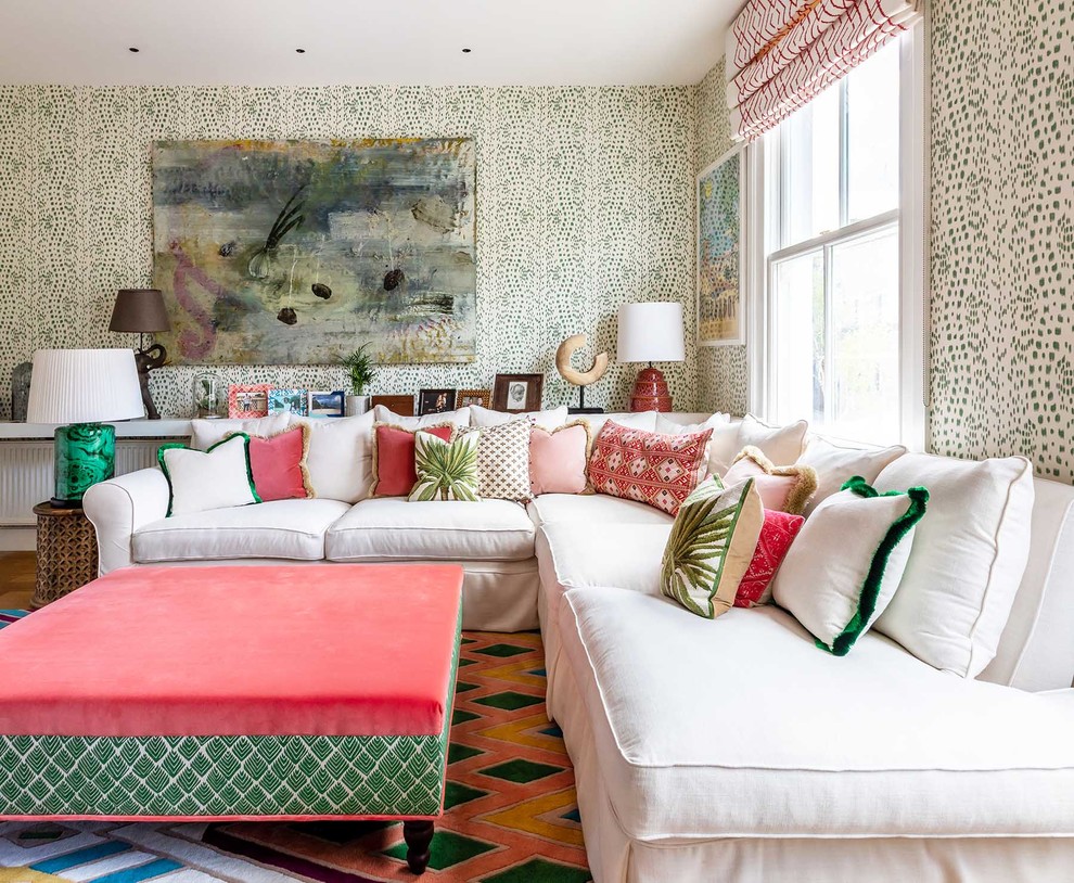 Esempio di un soggiorno eclettico di medie dimensioni e chiuso con pareti multicolore e pavimento multicolore