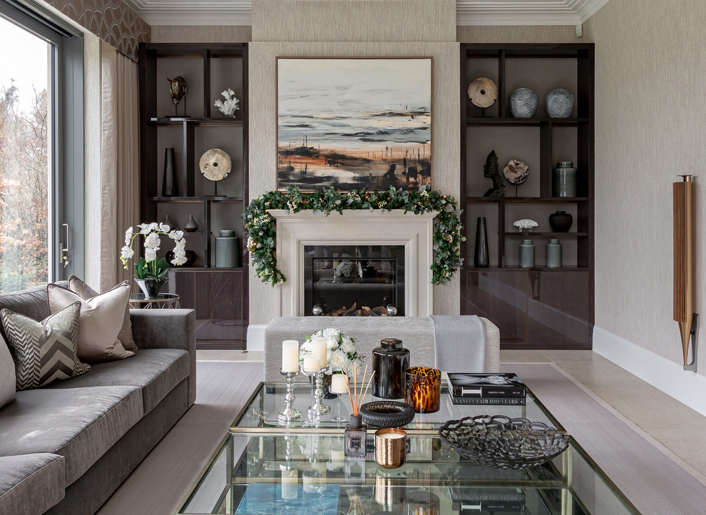 Esempio di un soggiorno design con sala formale, pareti beige, camino classico, nessuna TV e pavimento beige