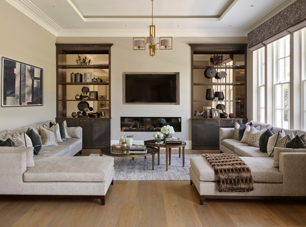 Mittelgroßes, Abgetrenntes Modernes Wohnzimmer mit beiger Wandfarbe, hellem Holzboden, TV-Wand, Gaskamin und braunem Boden in Berkshire