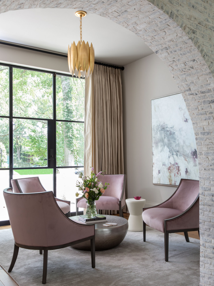 Inspiration för mellanstora klassiska separata vardagsrum, med ett finrum, grå väggar, mellanmörkt trägolv och brunt golv