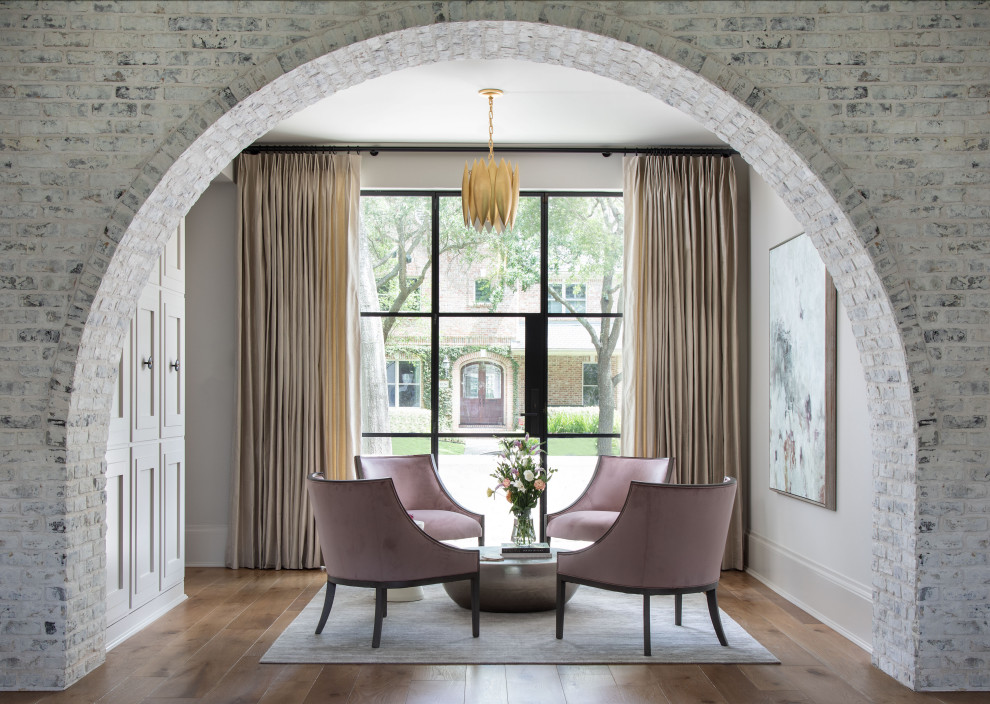 Mittelgroßes, Repräsentatives, Abgetrenntes Klassisches Wohnzimmer mit grauer Wandfarbe, braunem Holzboden und braunem Boden in Houston