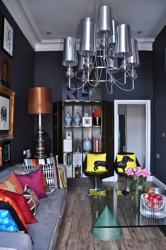 Пример оригинального дизайна: изолированная гостиная комната среднего размера:: освещение в современном стиле с черными стенами