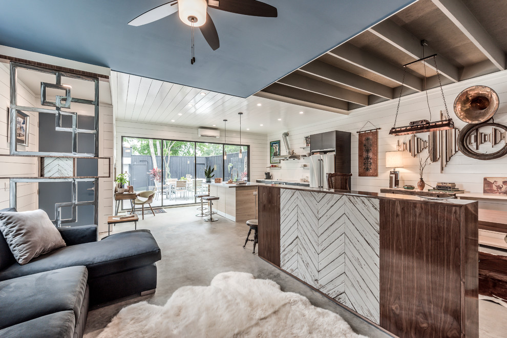 Ispirazione per un piccolo soggiorno moderno aperto con pareti bianche, pavimento in cemento, parete attrezzata e pavimento grigio