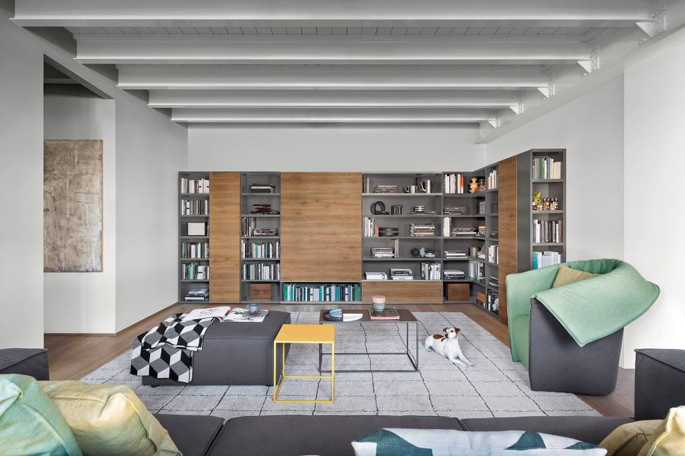 Immagine di un grande soggiorno design chiuso con pareti bianche, pavimento in legno massello medio, pavimento beige e soffitto in legno