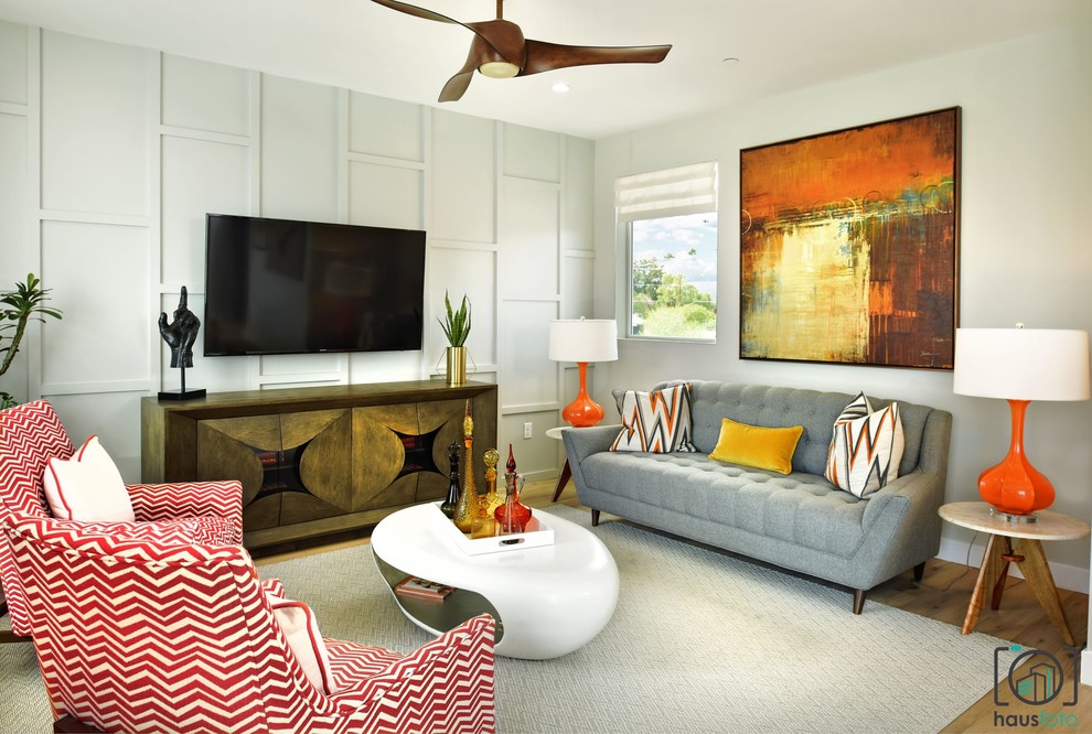 Idéer för mellanstora retro separata vardagsrum, med vita väggar, mellanmörkt trägolv, en väggmonterad TV och flerfärgat golv