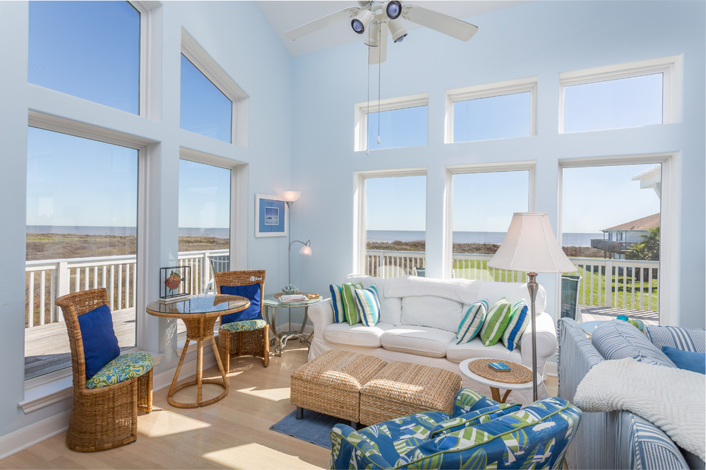 Идея дизайна: гостиная комната в морском стиле с синими стенами, светлым паркетным полом и бежевым полом