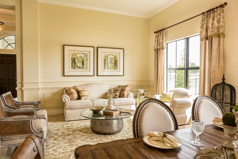 Ispirazione per un grande soggiorno tradizionale aperto con sala formale, pareti bianche e pavimento in marmo