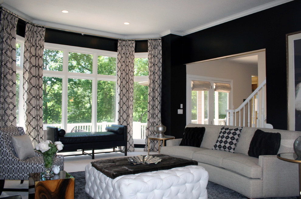 Foto di un grande soggiorno design aperto con pareti nere, moquette, camino classico, cornice del camino in pietra e TV a parete