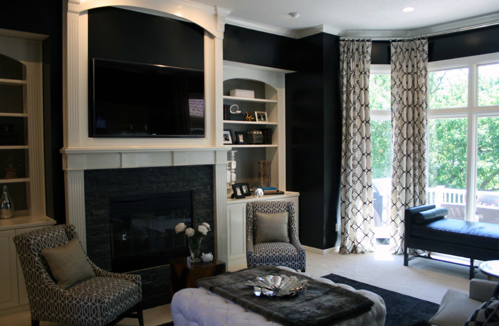 Стильный дизайн: большая открытая гостиная комната в современном стиле с черными стенами, ковровым покрытием, стандартным камином, фасадом камина из камня и телевизором на стене - последний тренд