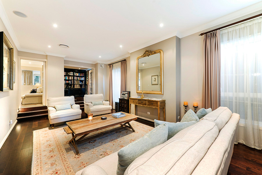 Mittelgroßes, Repräsentatives, Fernseherloses, Abgetrenntes Klassisches Wohnzimmer ohne Kamin mit grauer Wandfarbe, dunklem Holzboden und braunem Boden in Sydney