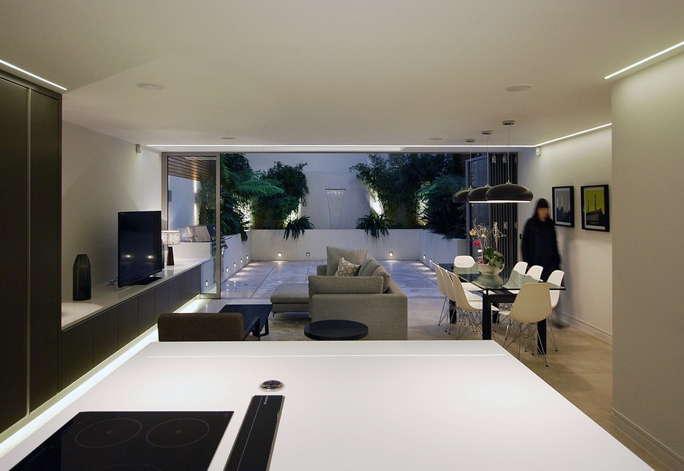 Foto de salón abierto contemporáneo grande con paredes blancas y televisor independiente