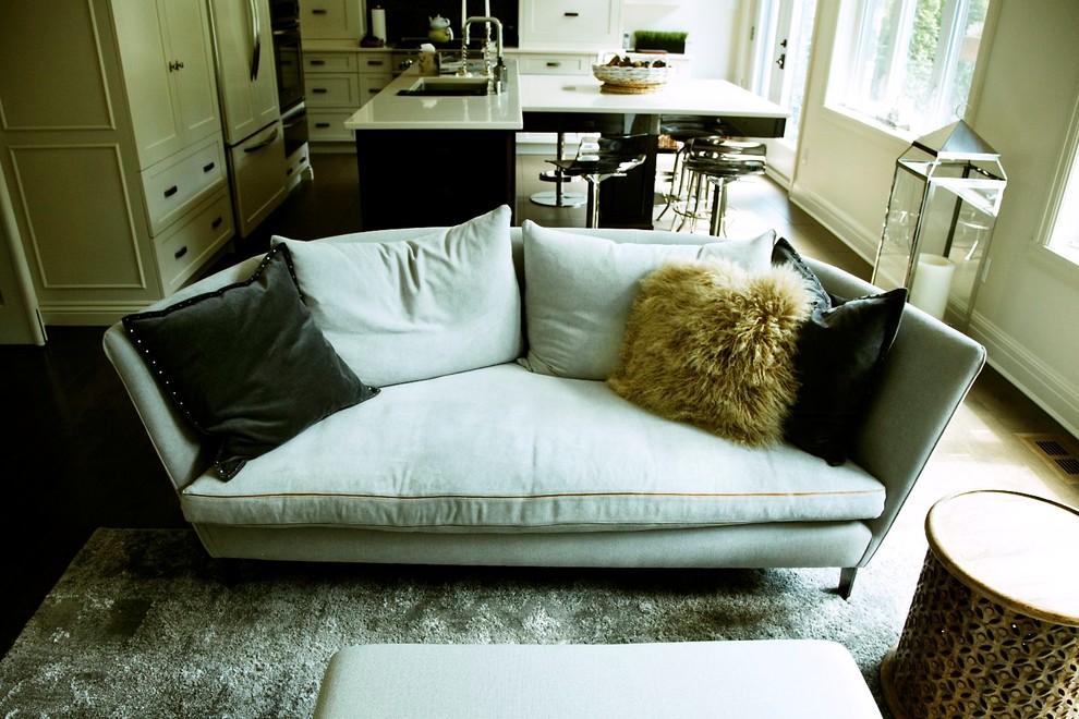 Foto di un piccolo soggiorno minimal aperto con sala formale, pareti grigie, parquet scuro, camino sospeso, nessuna TV e pavimento marrone