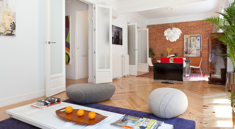 Großes, Offenes, Repräsentatives, Fernseherloses Modernes Wohnzimmer ohne Kamin mit weißer Wandfarbe und hellem Holzboden in Madrid