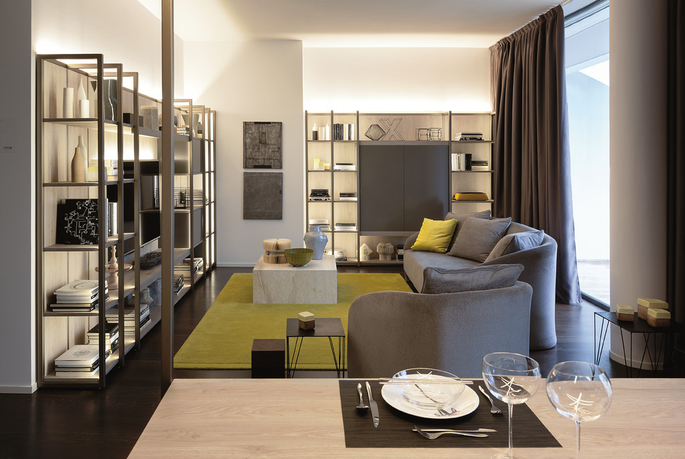 Großes Modernes Wohnzimmer mit weißer Wandfarbe und braunem Holzboden in Mailand