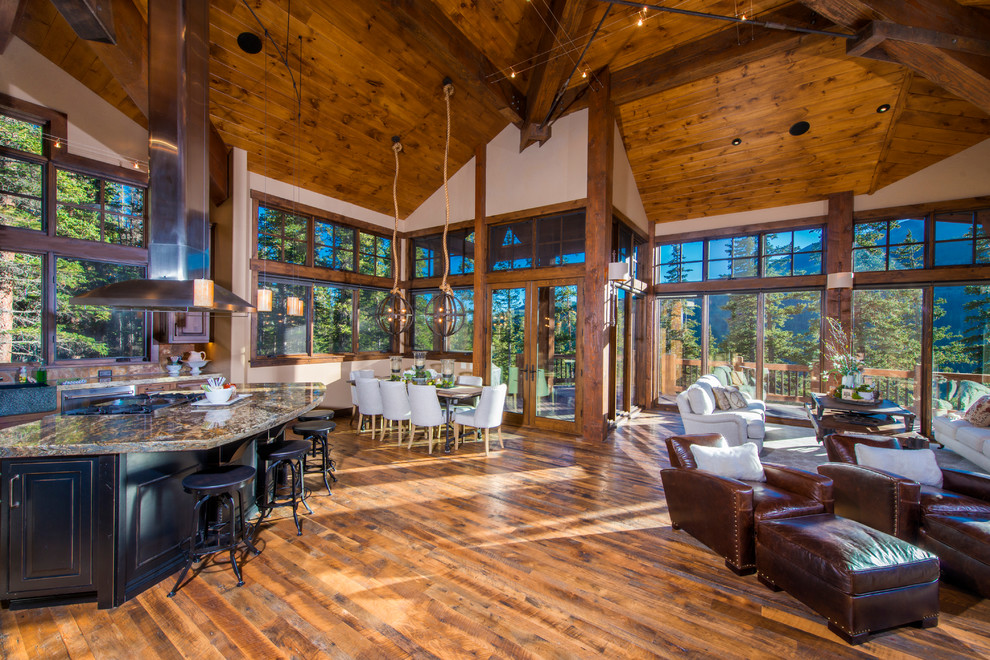 Imagen de salón para visitas abierto rural grande sin televisor con paredes beige, suelo de madera en tonos medios y suelo marrón