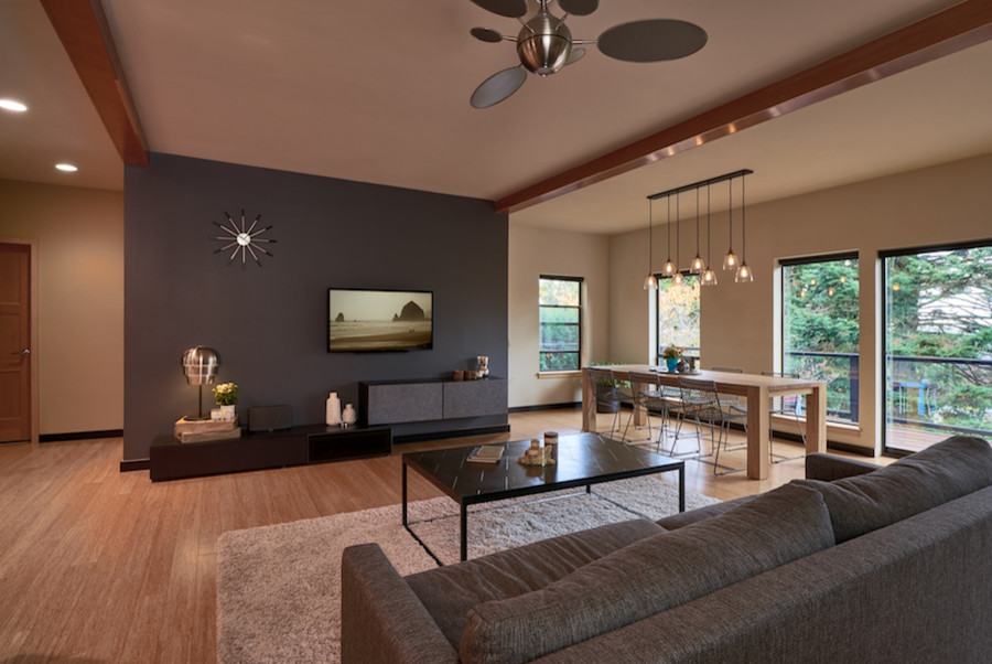 Esempio di un soggiorno minimalista di medie dimensioni e aperto con pavimento in bambù e TV a parete