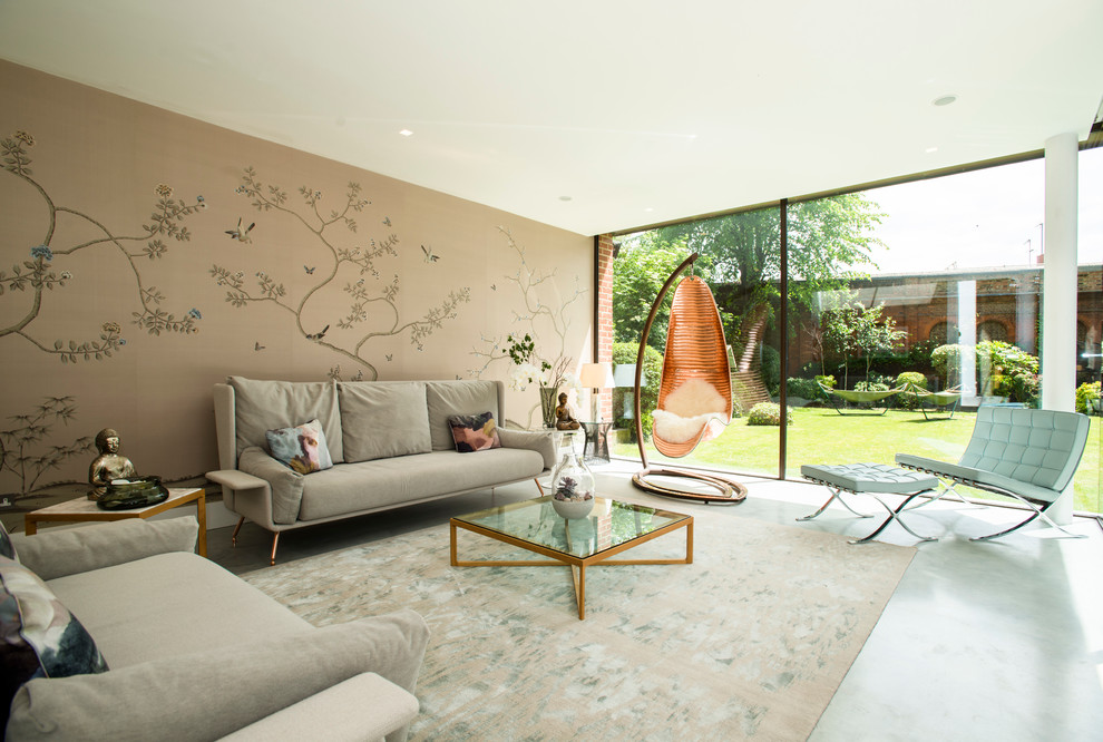 Идея дизайна: парадная, изолированная гостиная комната в стиле неоклассика (современная классика) с коричневыми стенами и бетонным полом
