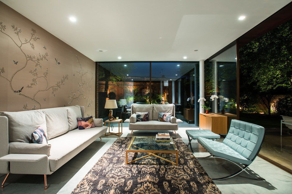 На фото: парадная, изолированная гостиная комната в стиле модернизм с бежевыми стенами без камина
