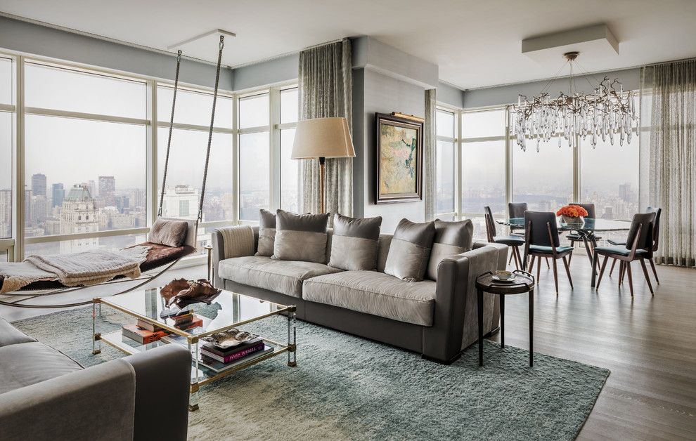 Offenes Modernes Wohnzimmer mit grauer Wandfarbe und braunem Holzboden in London