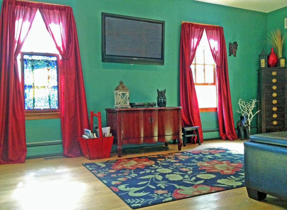Источник вдохновения для домашнего уюта: гостиная комната в стиле фьюжн с зелеными стенами, светлым паркетным полом и телевизором на стене