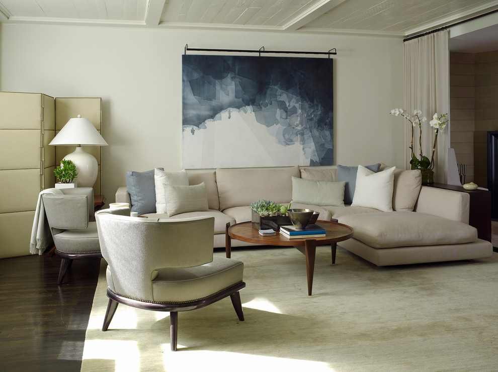 Foto di un soggiorno con pareti beige