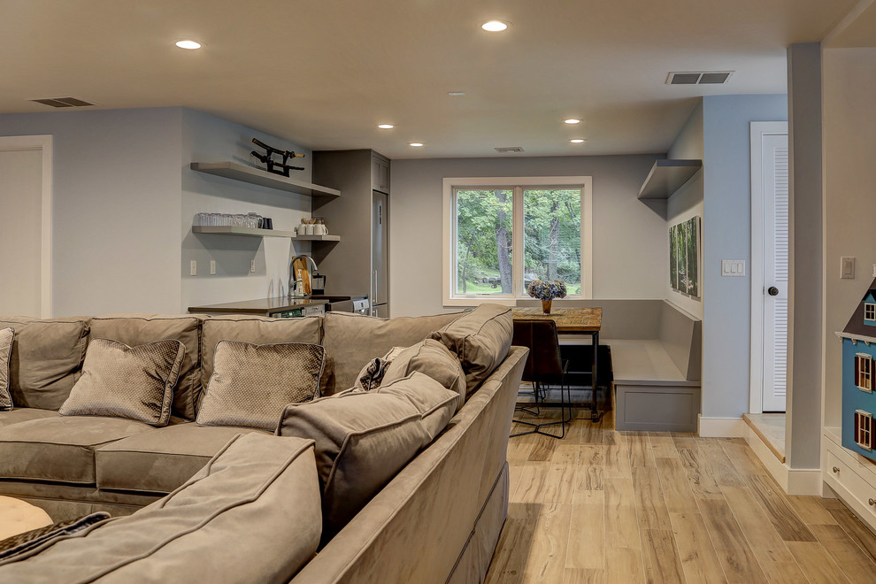 Foto på ett mellanstort lantligt allrum med öppen planlösning, med grå väggar, mellanmörkt trägolv, en fristående TV, brunt golv och ett finrum
