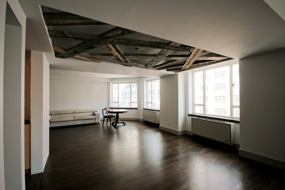 Foto de salón tipo loft moderno de tamaño medio con paredes blancas y suelo de madera oscura