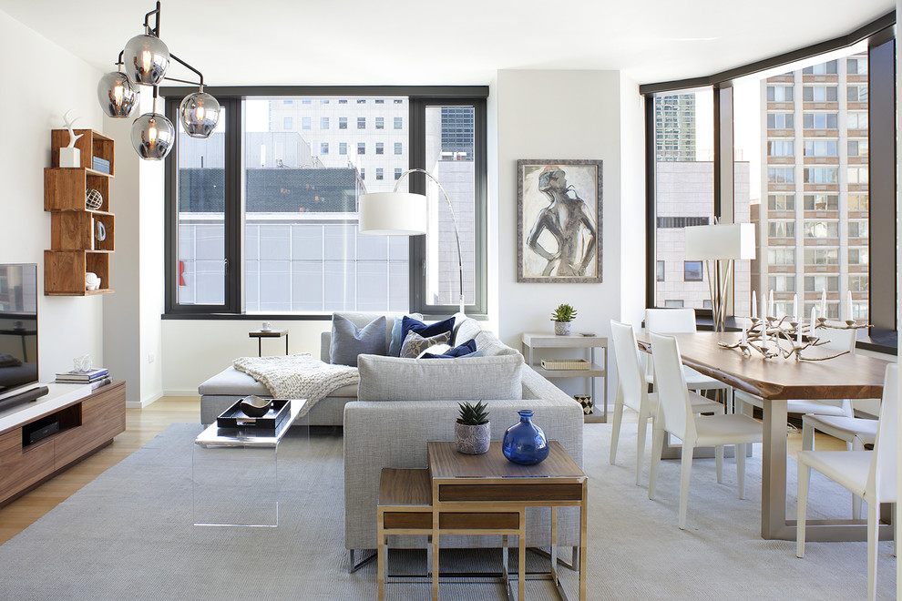 Foto di un soggiorno chic con pareti grigie e parquet chiaro