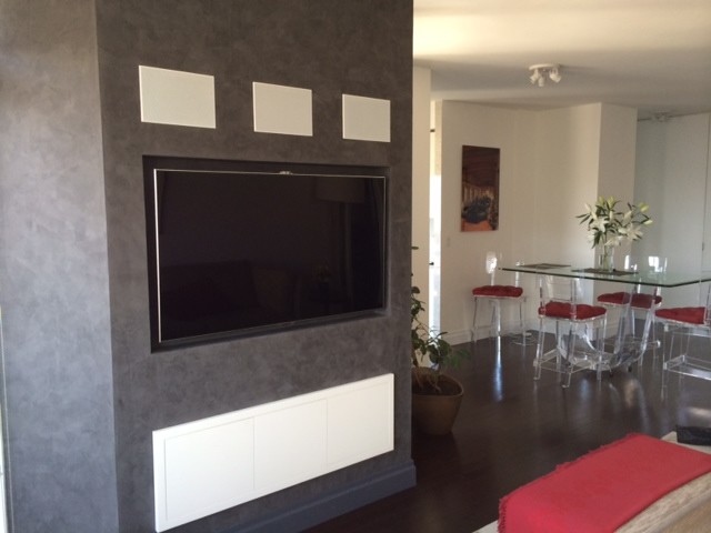 Ispirazione per un soggiorno minimalista di medie dimensioni con TV a parete