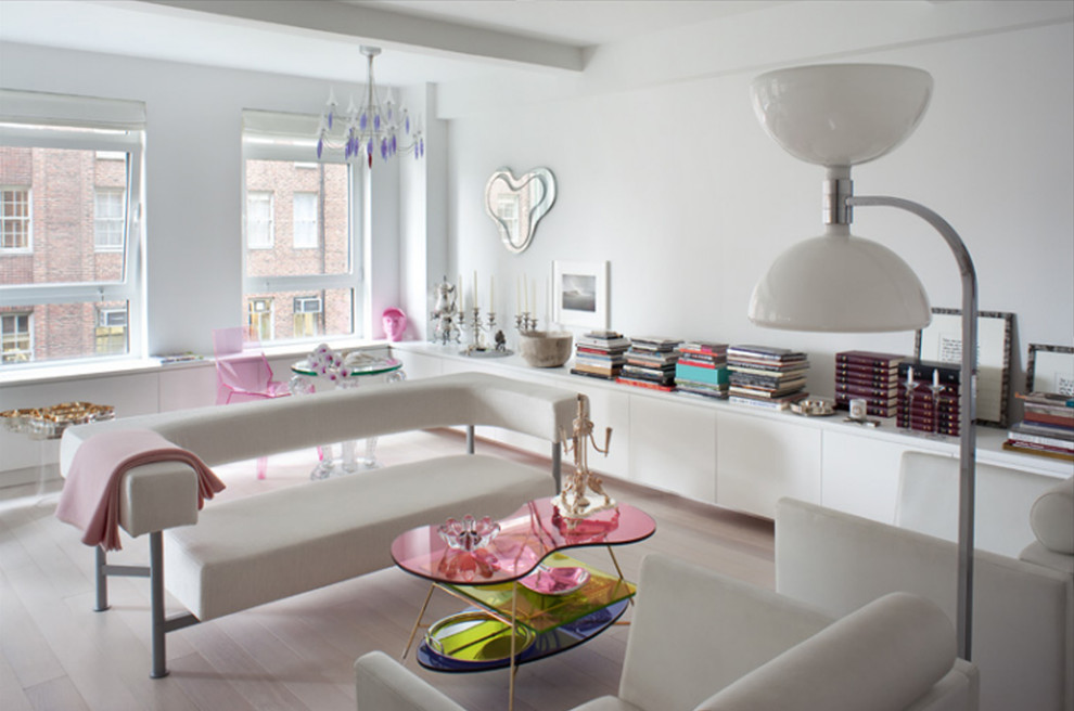 Immagine di un piccolo soggiorno contemporaneo aperto con pareti bianche e parquet chiaro