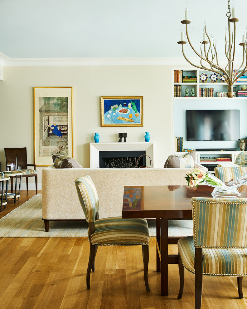 Offenes Modernes Wohnzimmer mit hellem Holzboden, Kaminumrandung aus Stein, Kamin und TV-Wand in New York