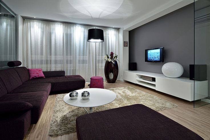 На фото: большая открытая гостиная комната в стиле модернизм с серыми стенами, светлым паркетным полом и телевизором на стене без камина
