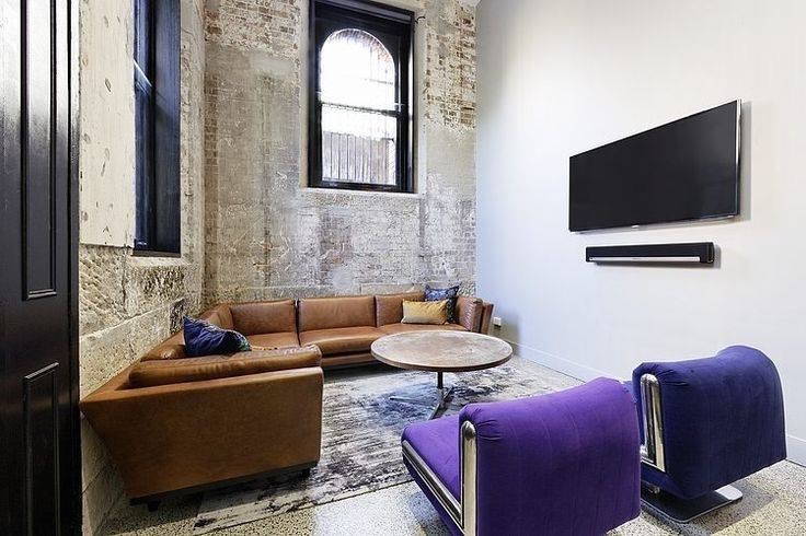 Inspiration för mellanstora moderna separata vardagsrum, med vita väggar, linoleumgolv, en väggmonterad TV och beiget golv
