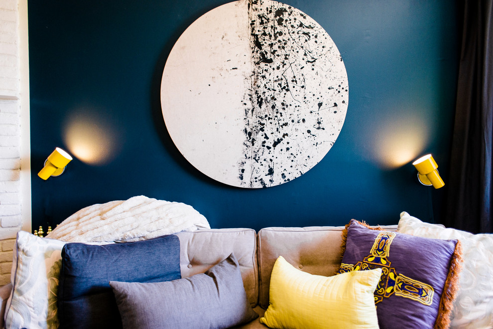 Mittelgroßes, Offenes Eklektisches Wohnzimmer mit Hausbar, blauer Wandfarbe, braunem Holzboden, Eckkamin, Kaminumrandung aus Backstein und TV-Wand in New York