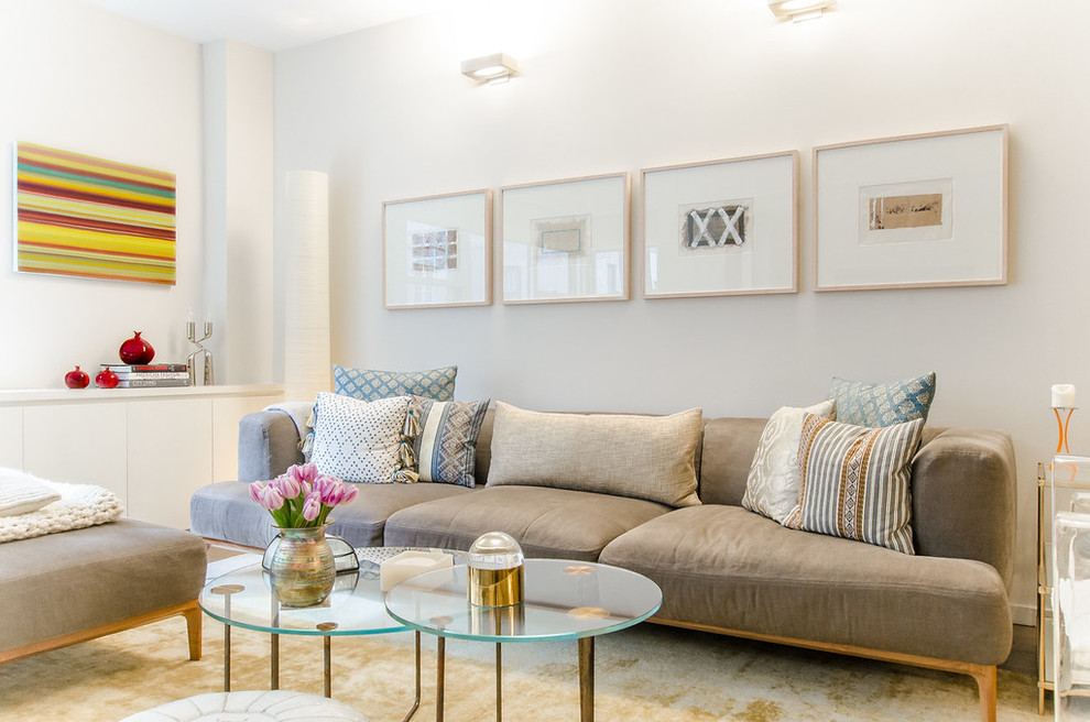 Idee per un grande soggiorno tradizionale chiuso con sala formale, pareti bianche, parquet chiaro e pavimento marrone