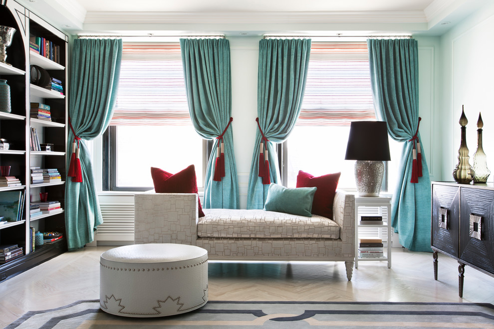 Esempio di un grande soggiorno classico aperto con sala formale, pareti blu, parquet chiaro, nessuna TV e pavimento multicolore
